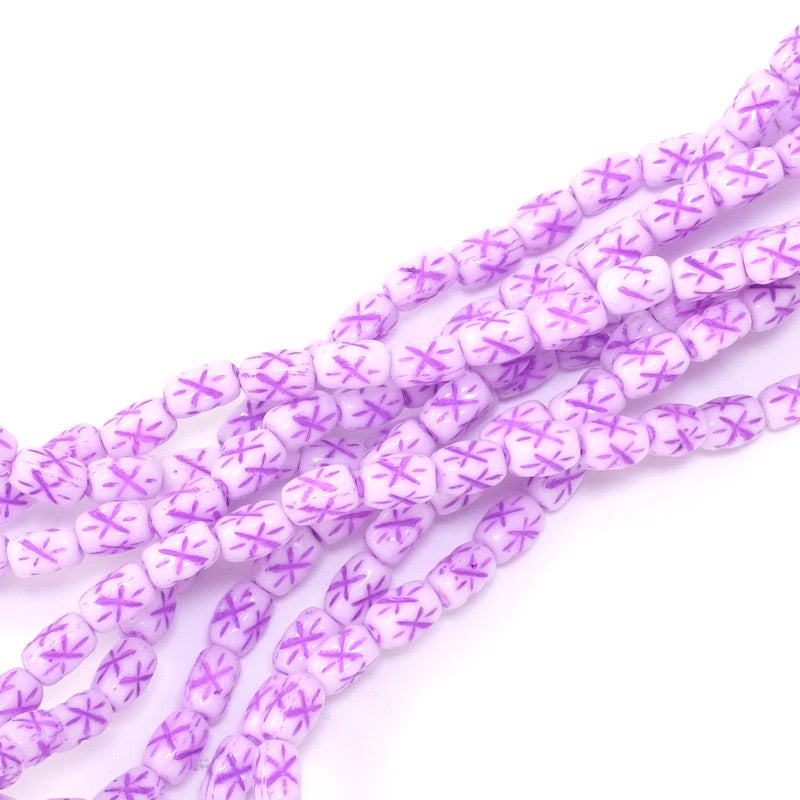 Fil de perles rectangulaires blanches et violettes avec motif.
