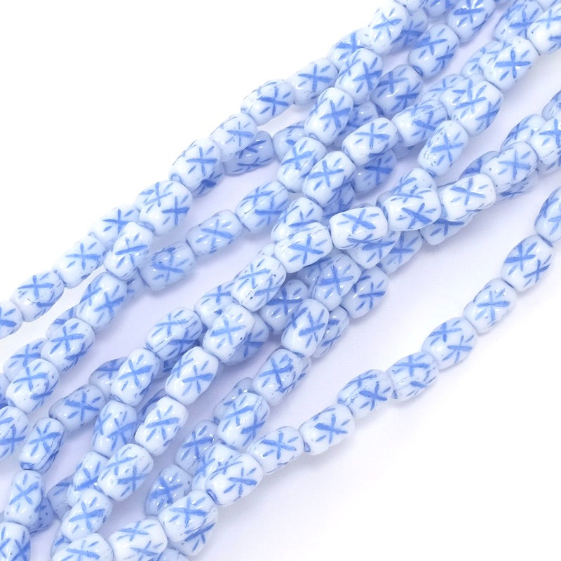 Fil de perles rectangulaires blanches et bleues avec motif.