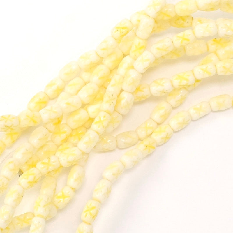 Fil de perles rectangulaires blanches et jaunes à motif.