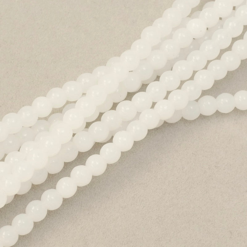 Fil de perles rondes en verre blanc transparent de 4mm.