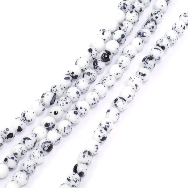 Fil de perles rondes 4mm blanc opaque tacheté noir.