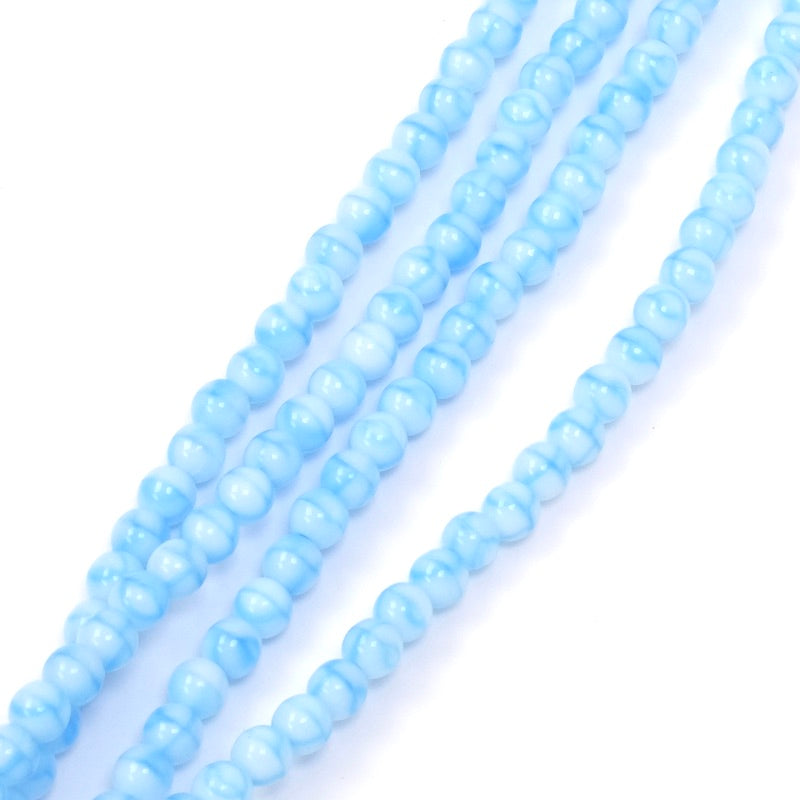 Fil de perles rondes 4mm bleu clair opaque avec des rayures blanches.