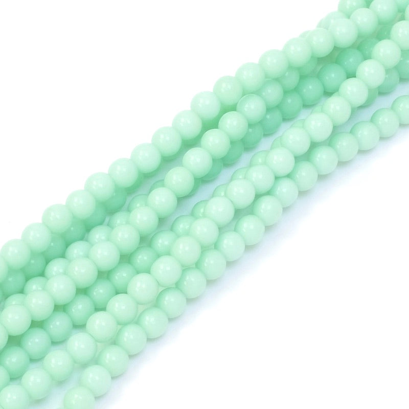 Fil de perles rondes 4mm vert d'eau opaque.