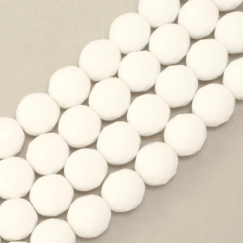 Fil de perles rondes facettées blanches de 12mm.