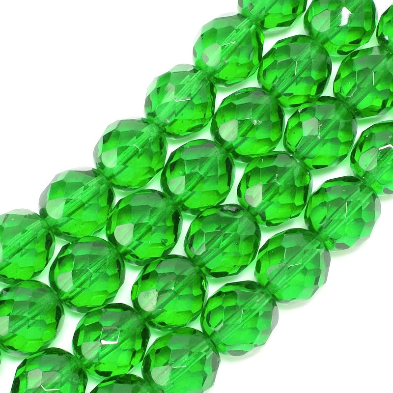 Fil de perles rondes facettées vertes en verre de Bohème.
