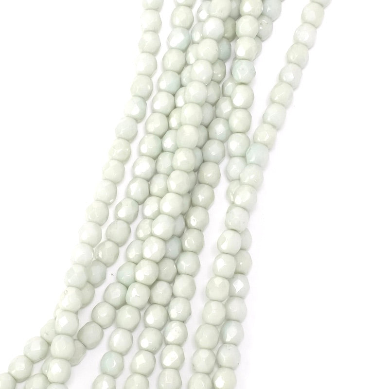 Fil de perles rondes facettées vert sauge métallique de 4 mm.