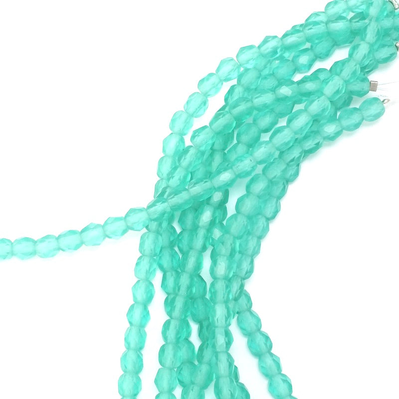 Fil de perles rondes facettées vert turquoise de 4 mm.