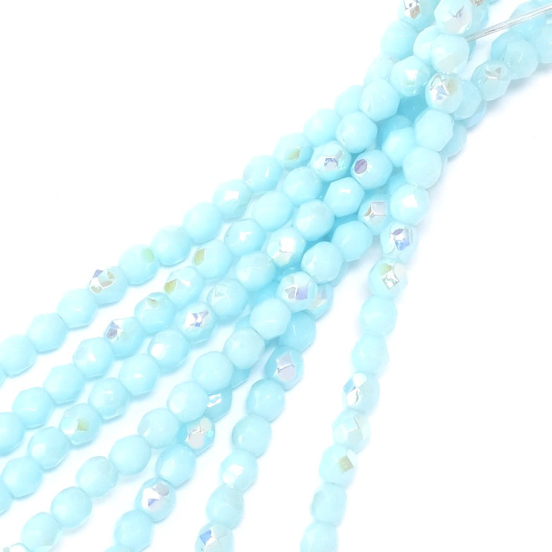 Fil de perles rondes facettées bleu clair irisé AB.