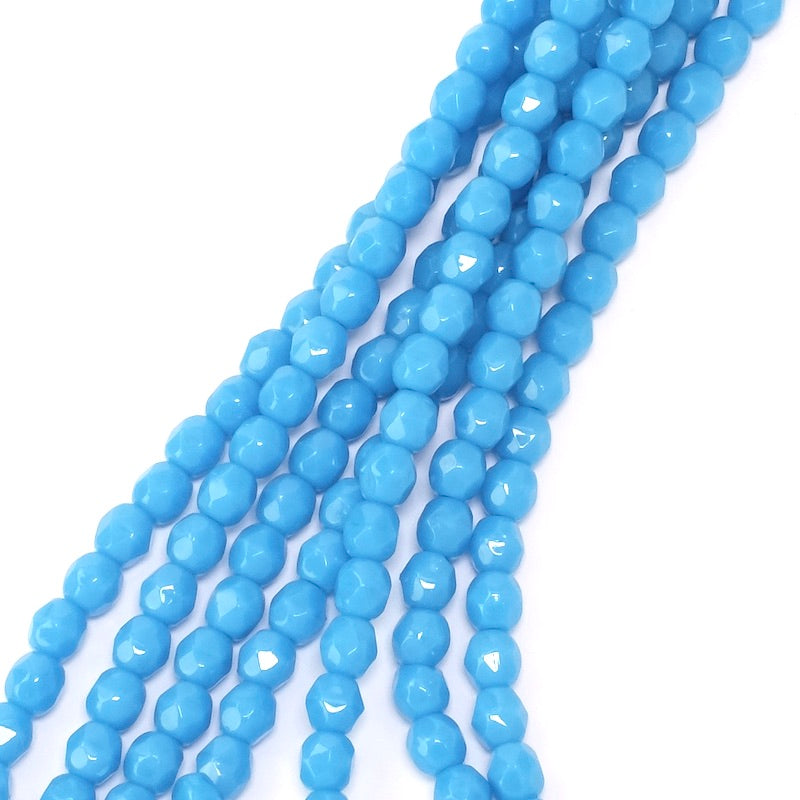 Fil de perles rondes facettées bleu opaque de 4 mm.