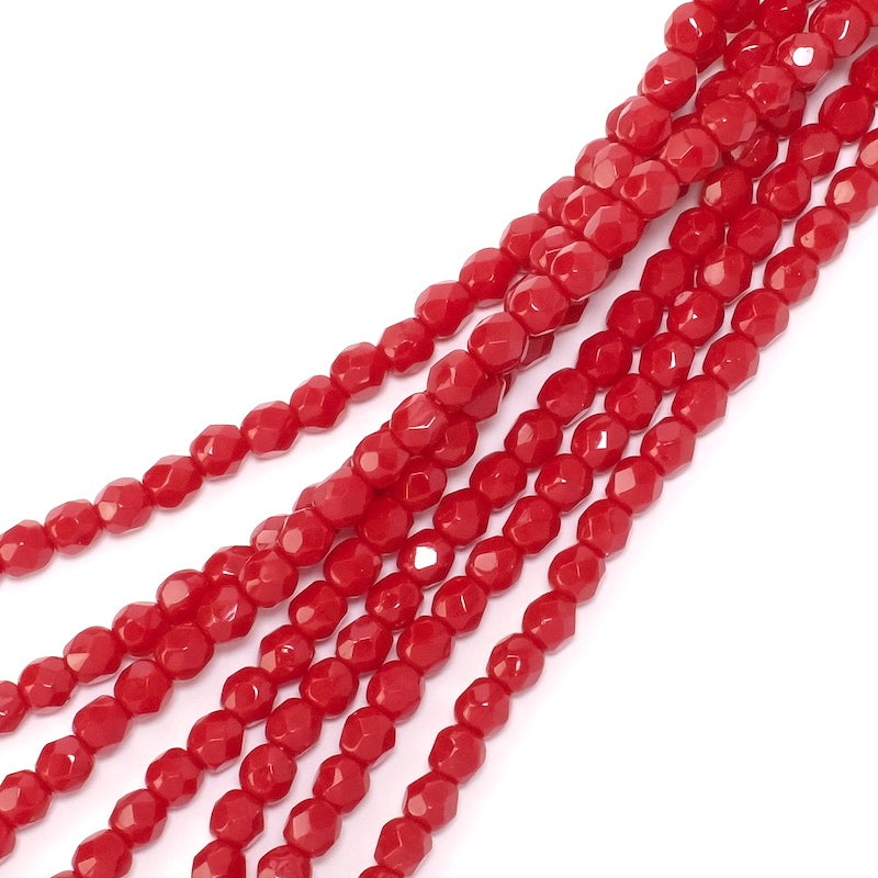 Fil de perles rondes facettées rouge bordeaux opaque de 4 mm.