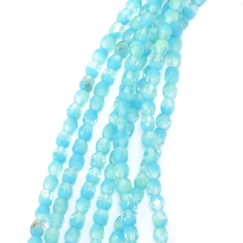 Fil de perles rondes facettées bleues transparentes de 4 mm.
