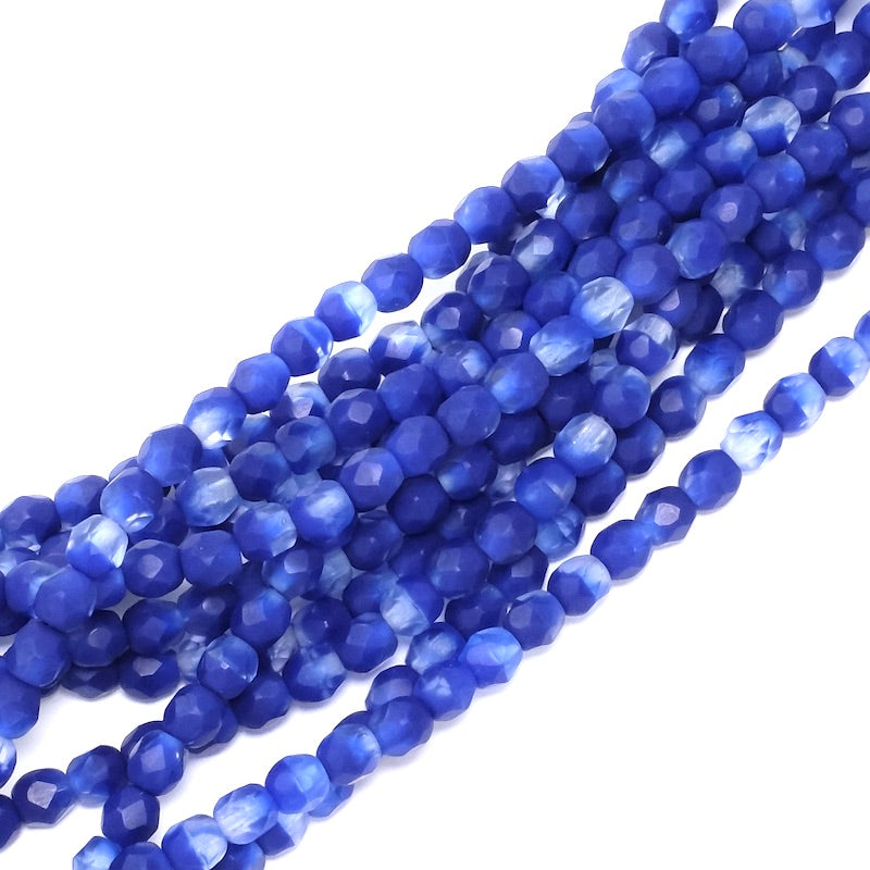 Fil de perles rondes facettées bleues foncées de 4 mm.