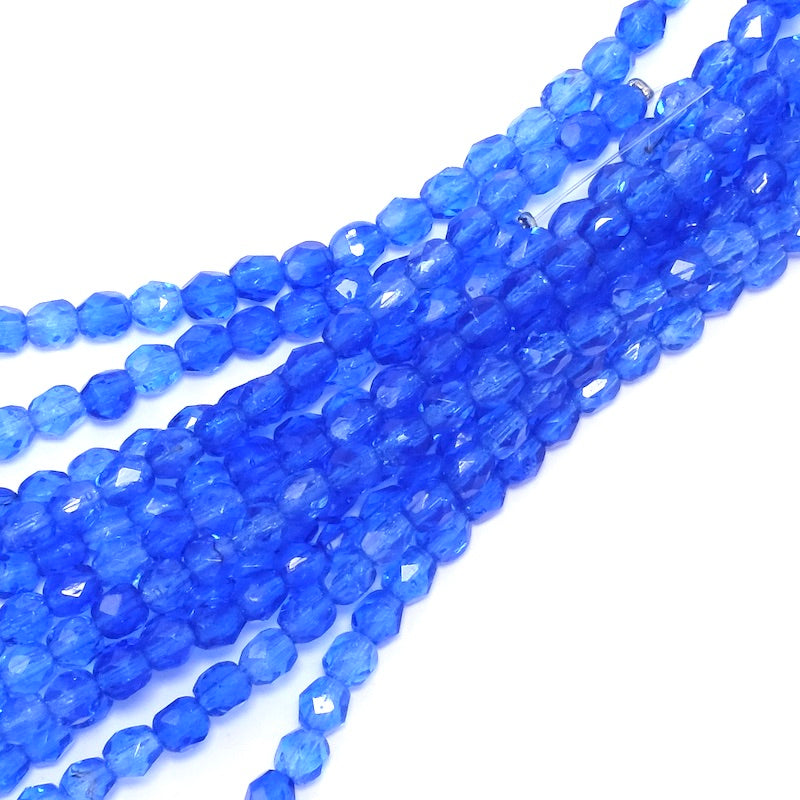 Fil de perles rondes facettées bleu Klein transparent de 4 mm.