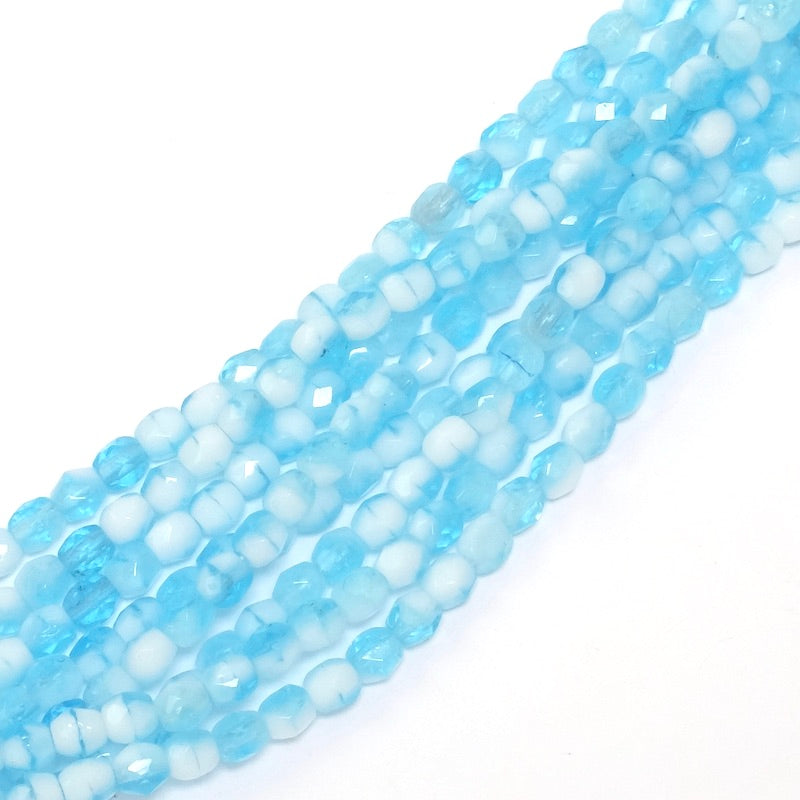Fil de perles rondes facettées 4 mm bleu transparent et blanc.