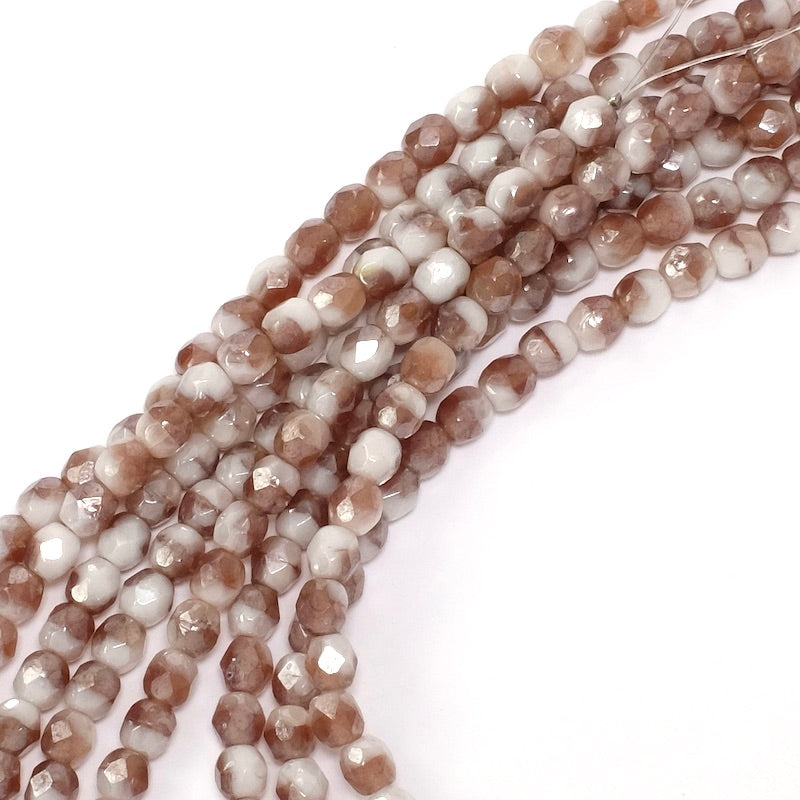 Fil de perles rondes facettées 4 mm, nuances de nude et blanc opaque.