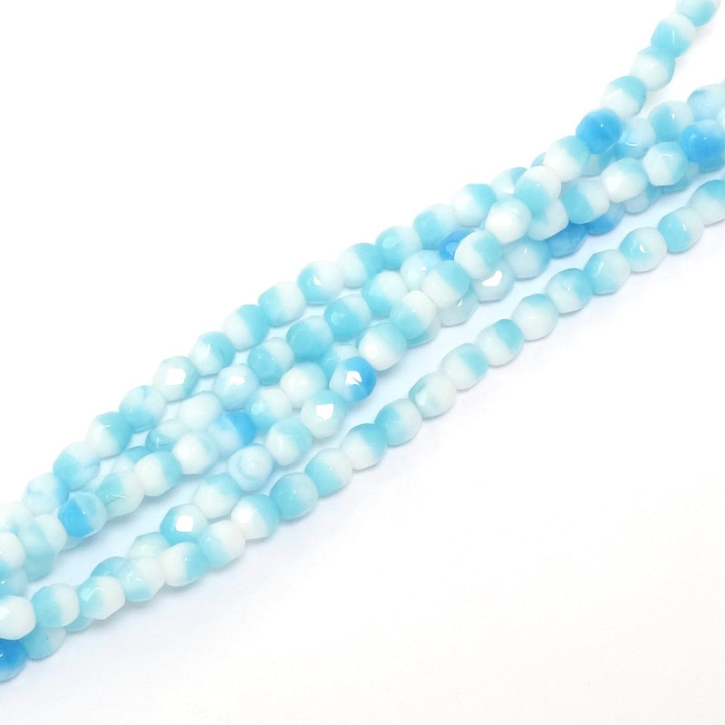 Fil de perles rondes facettées bleu et blanc de 4 mm.