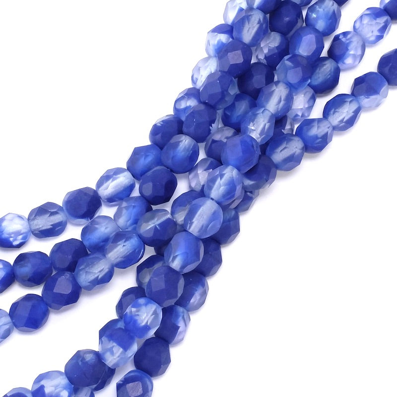 Fil de perles rondes facettées 6mm en nuances de bleu foncé.
