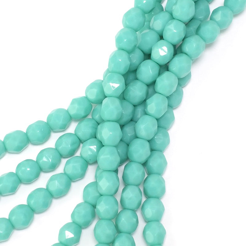 Fil de perles rondes facettées vert turquoise de 6mm.