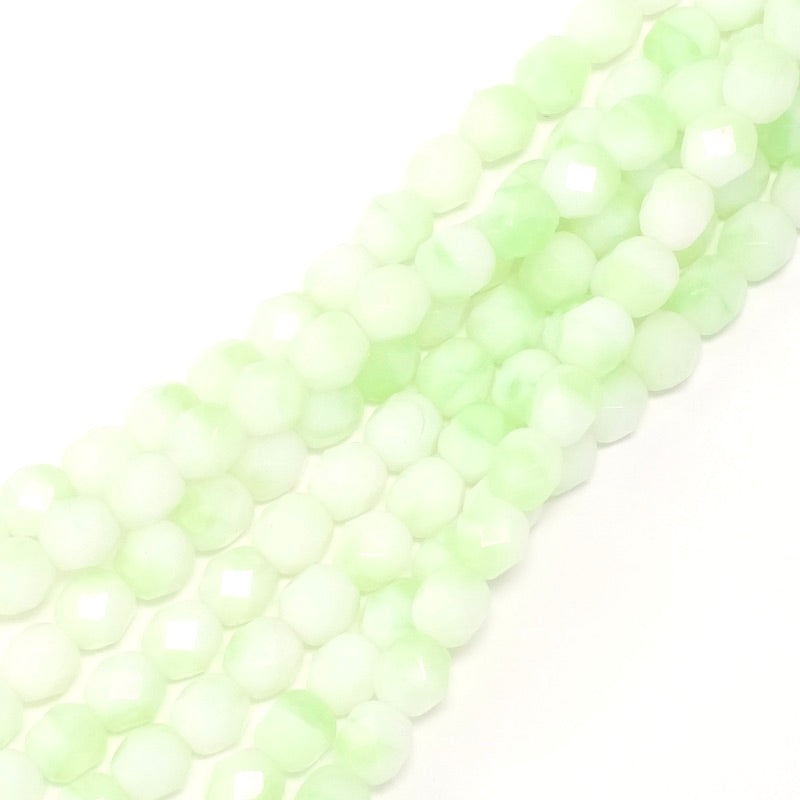 Fil de perles rondes facettées vert pastel de 6mm.
