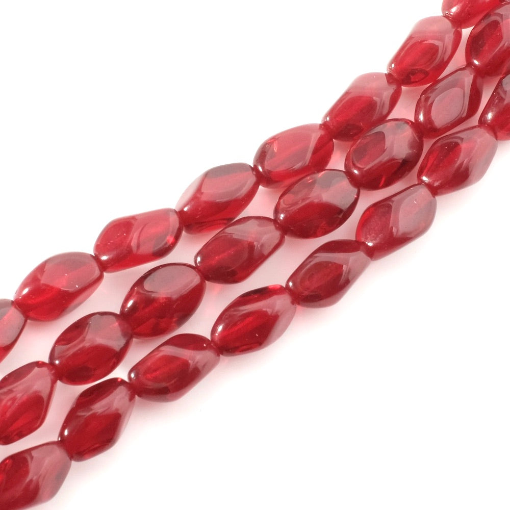 Fil de perles de Bohème ovales twistées bordeaux transparentes.