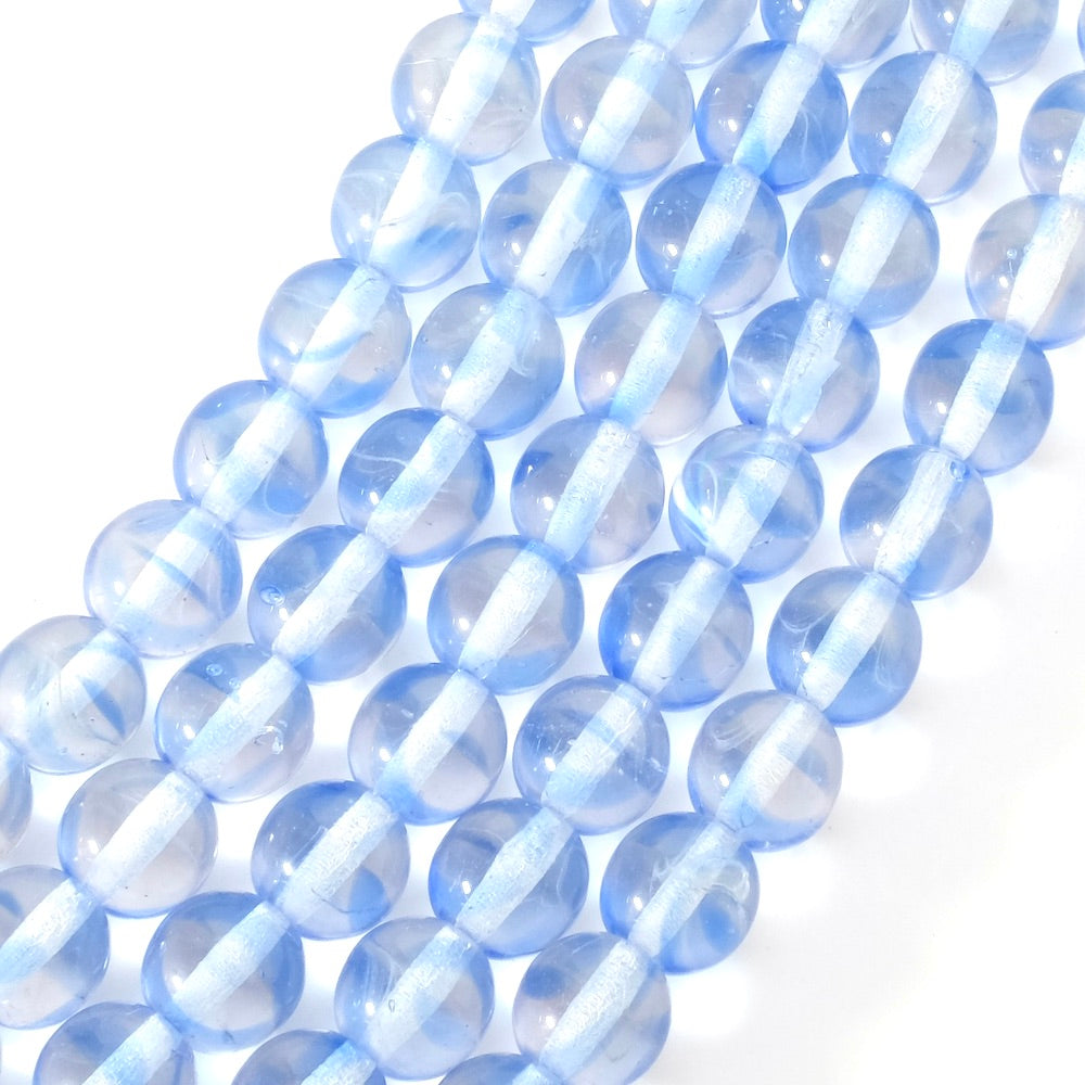 Fil de perles rondes bleues transparentes de 8mm avec rayures blanches.