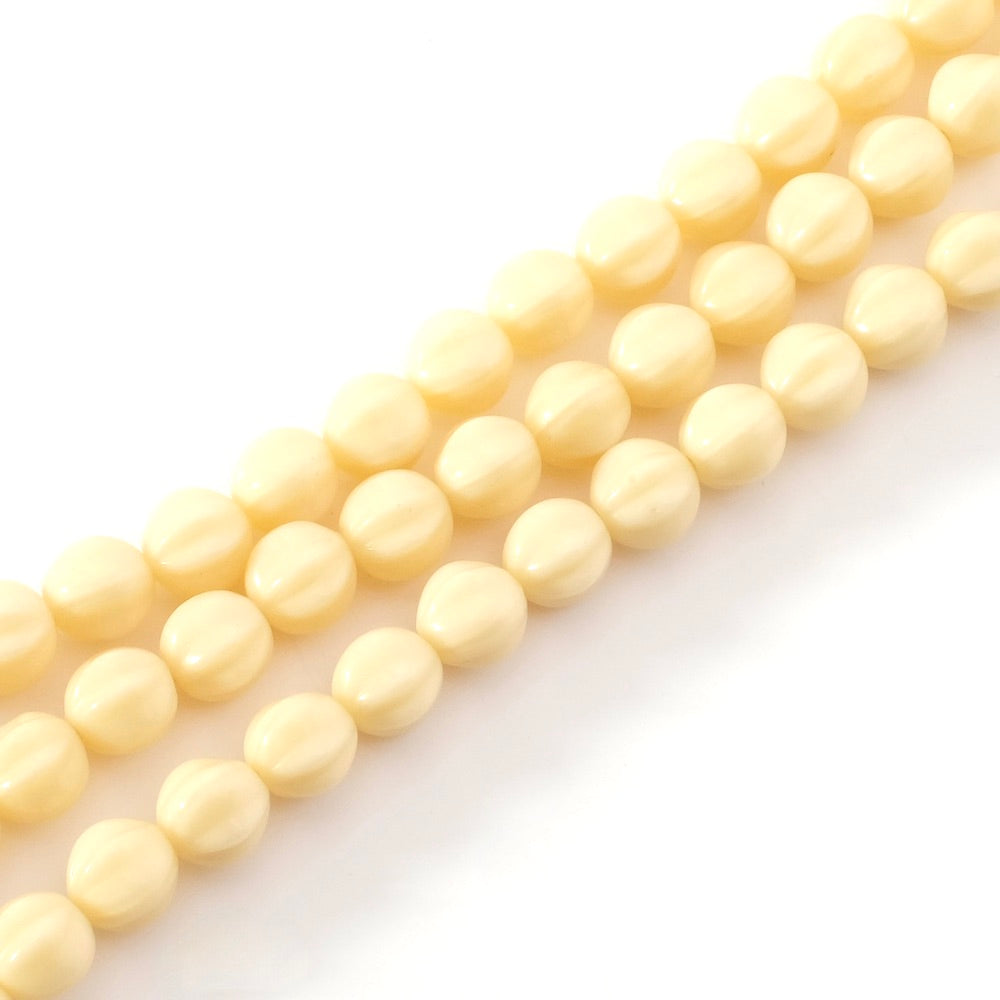 Fil de perles rondes ivoire opaque striées 6mm.