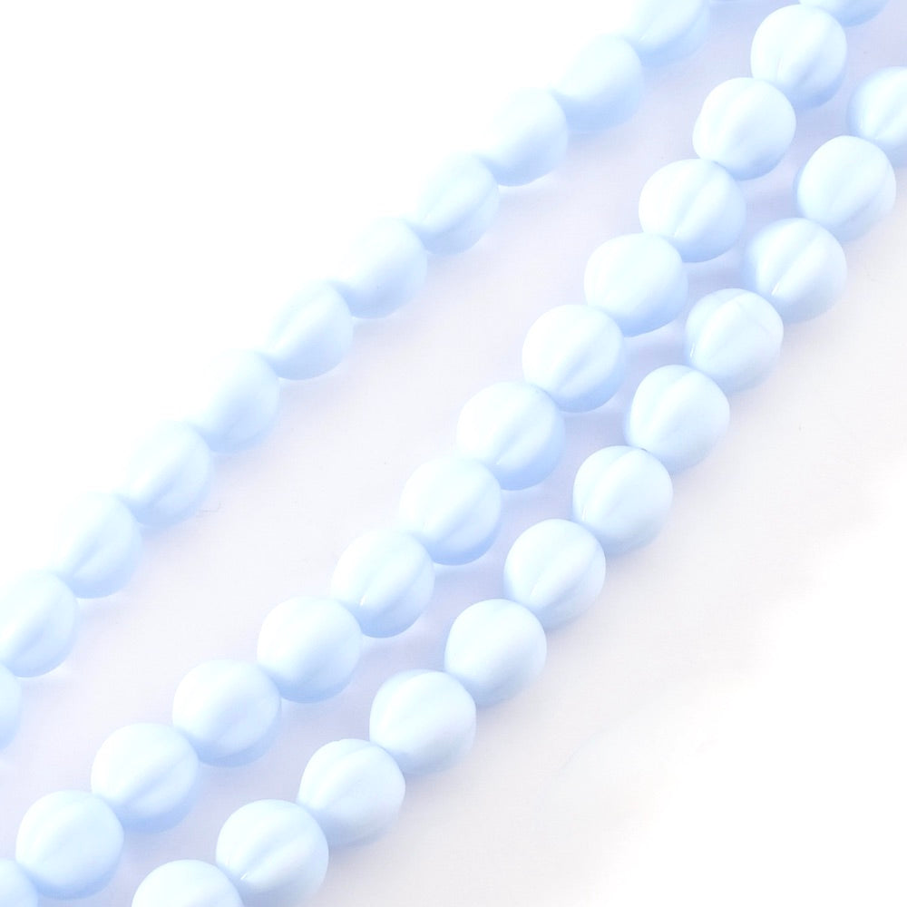Fil de perles rondes striées bleu pastel de 6mm.