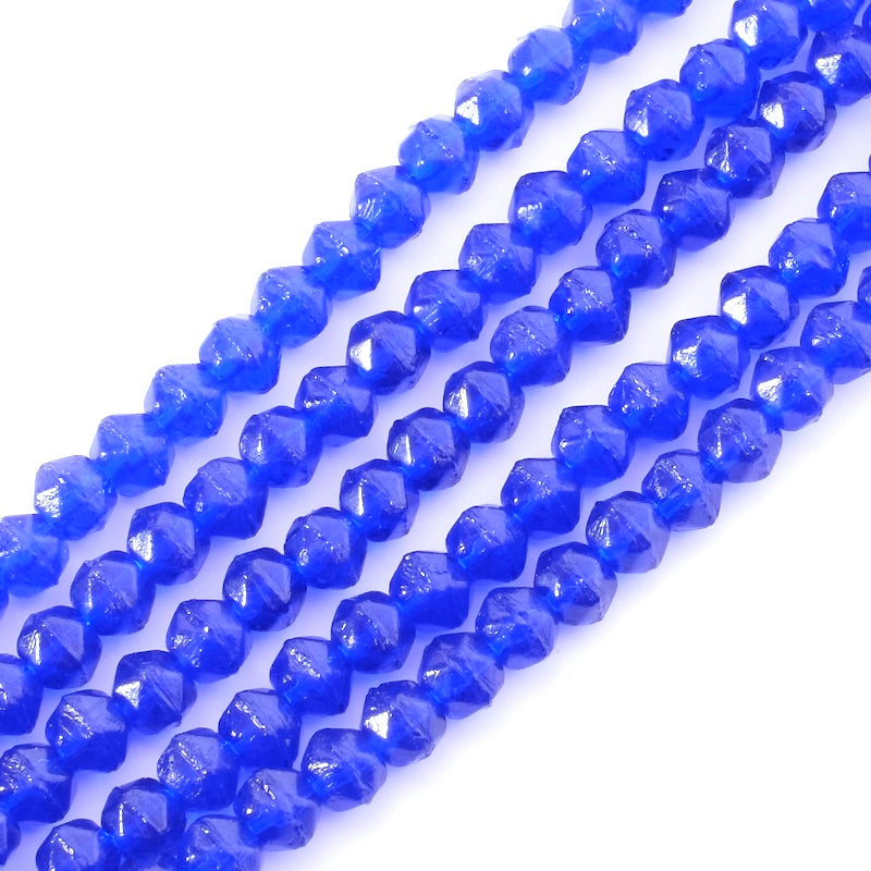 Fil de perles bleues en verre facetté irrégulier de 5mm.