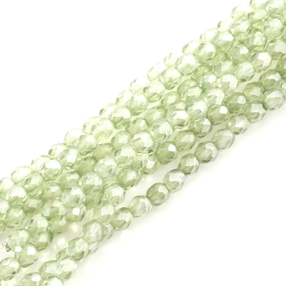Fil de perles rondes facettées vert de 4 mm.