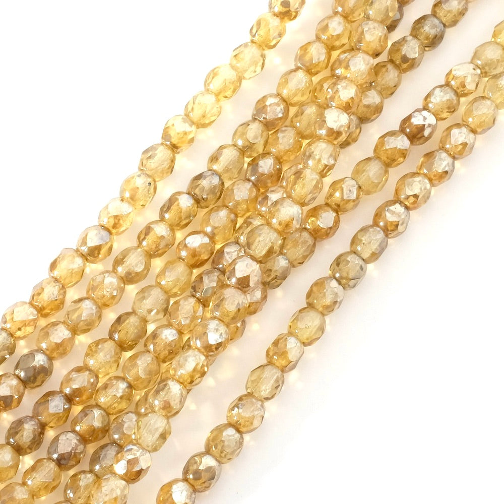 Fil de perles rondes facettées marron doré de 4 mm.