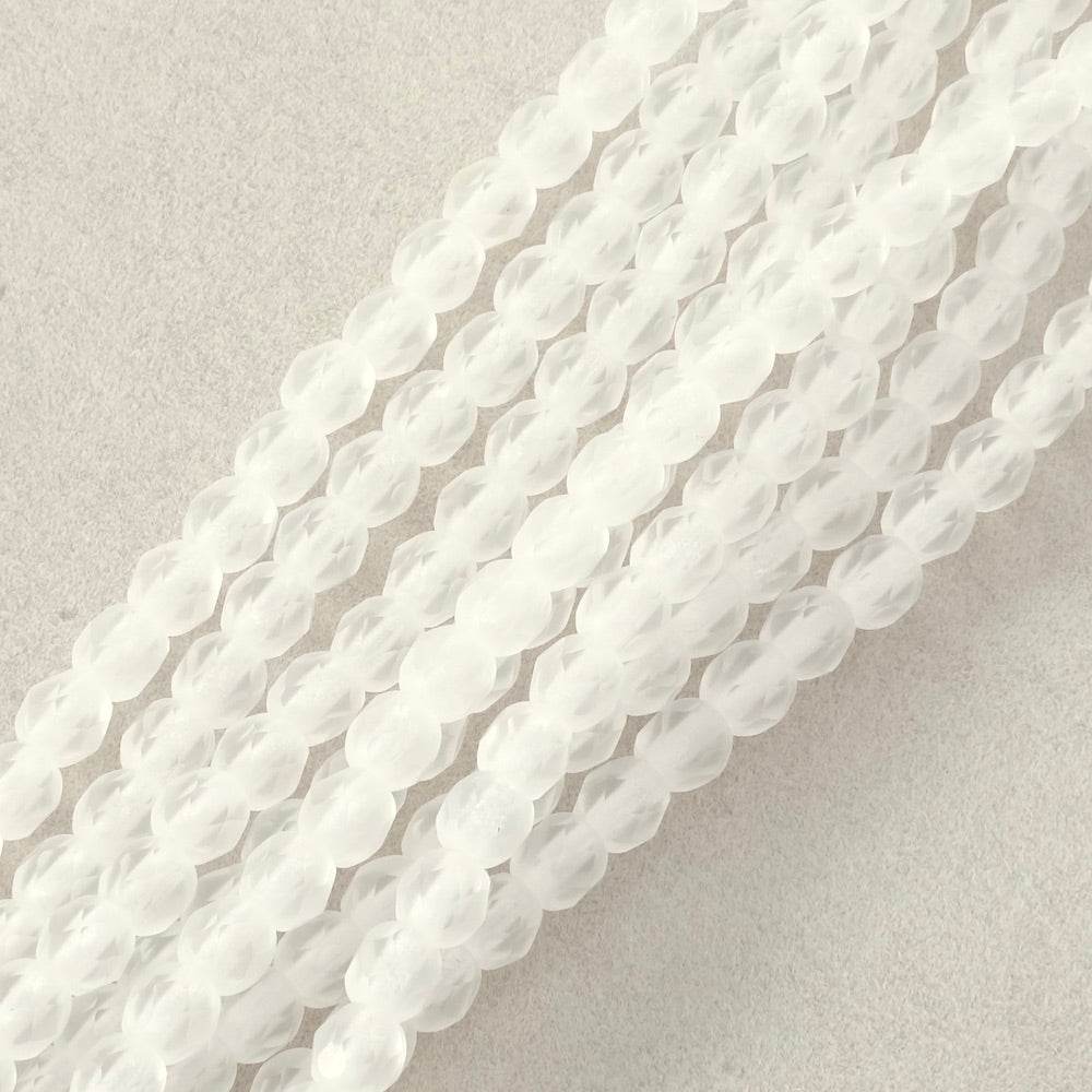 Fil de perles rondes facettées 4 mm blanc transparent.