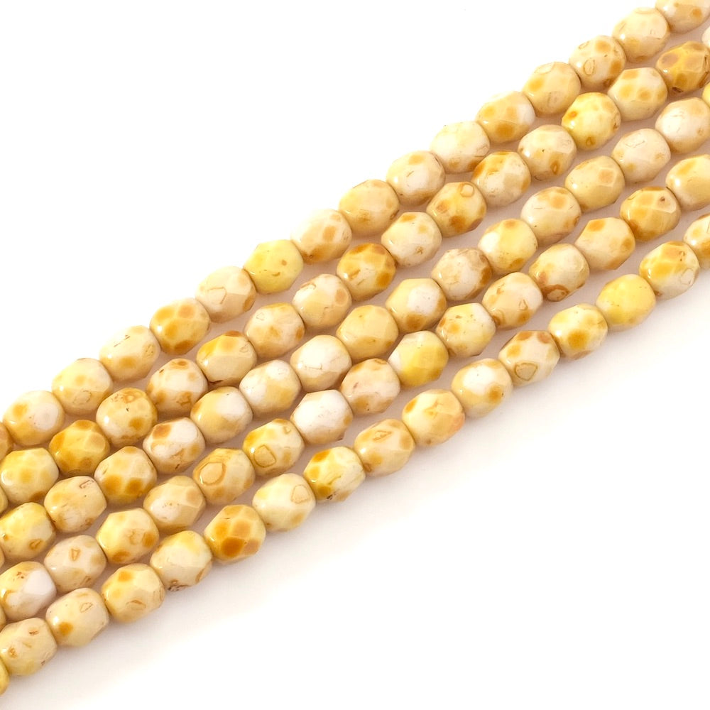 Fil de perles rondes facettées en verre jaune de 4 mm.