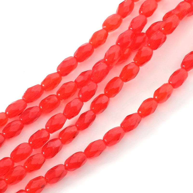 Fil de perles rouges en verre facetté de forme olive.
