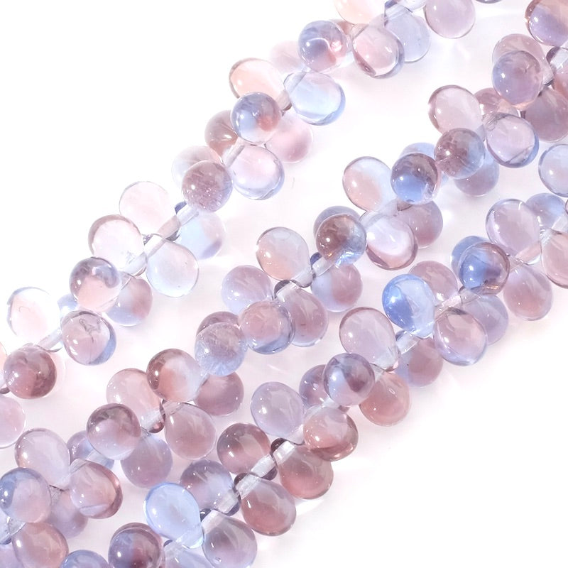 Fil de perles de verre violettes en forme de goutte.