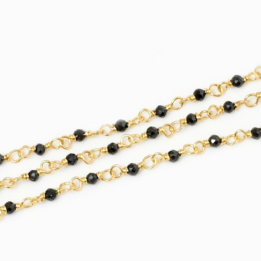 Chaine de 20cm avec perles de spinelle noires facettées sur fil de laiton doré.