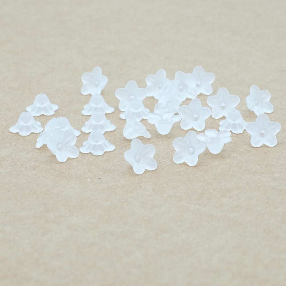 50 petites perles fleurs en acrylique givré blanc.