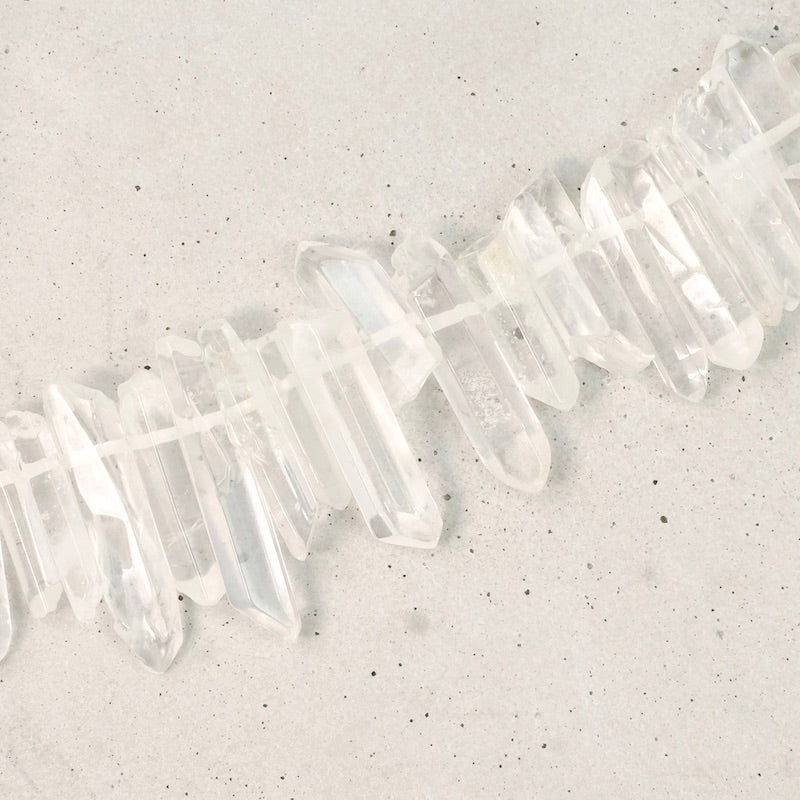 Fil de 38cm de perles batons pointes en cristal de Quartz