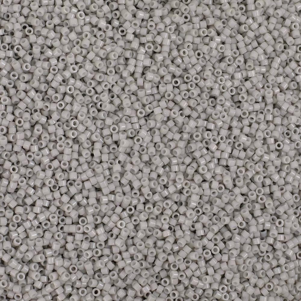 8 grammes de perles Miyuki Délica 11/0 Duracoat Opaque Dyed Mist Gray DB2366