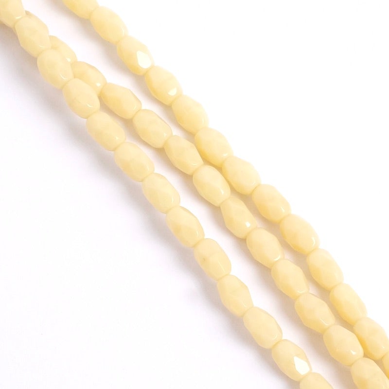 Fil de perles de Bohème Olives facettées 6x4mm ivoire opaque