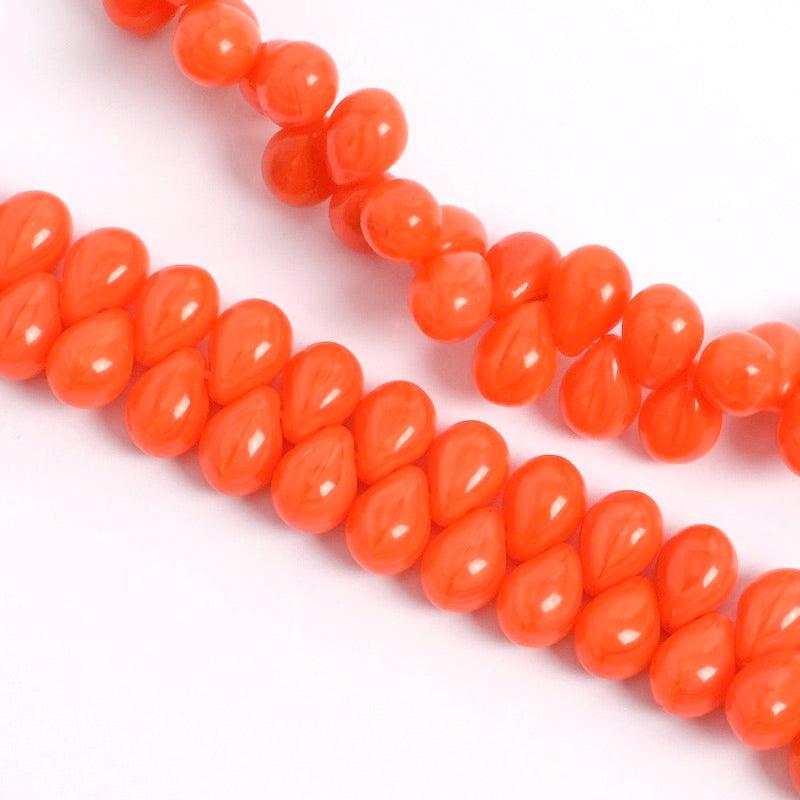 Fil de perles de Bohème corail en forme de goutte.