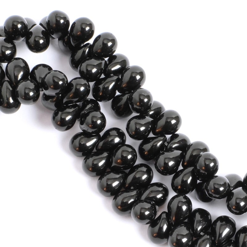 Fil de perles de Bohème en verre noir opaque en forme de goutte.