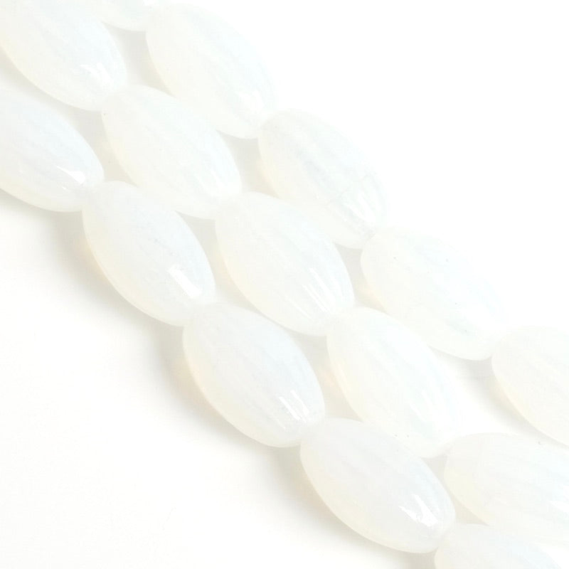 Fil de perles de Bohème olives striées 14x8mm opaline.