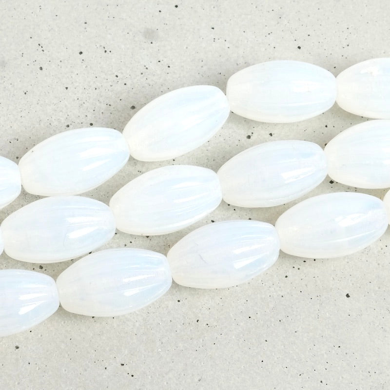 Fil de perles de Bohème olives striées 14x8mm opaline.