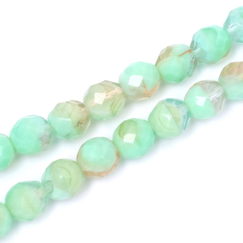 Fil de perles rondes facettées turquoise transparentes de 10mm.