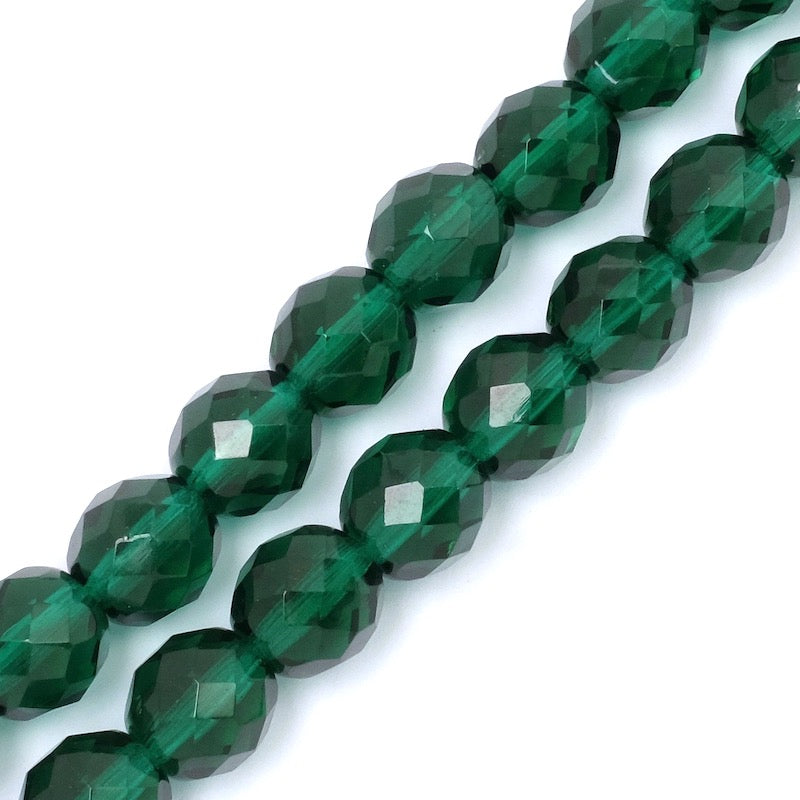 Fil de perles rondes facettées vert émeraude transparent de 10mm.