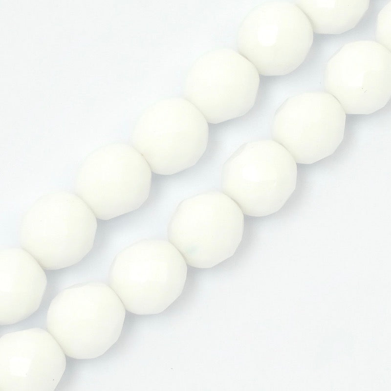 Fil de 12 perles rondes facettées blanc opaque de 10mm.