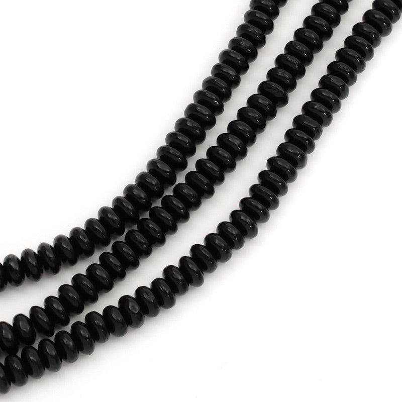 Fil de perles rondes aplaties noires de 2x4mm.