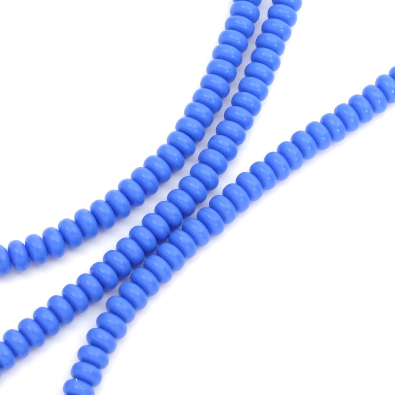 Fil de perles bleues rondes aplaties de 2x4mm.