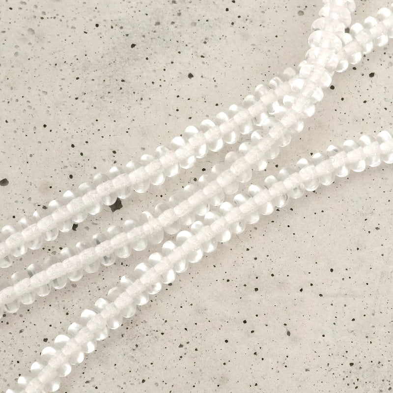 Fil de perles transparentes en verre de Bohème de 2x4mm.