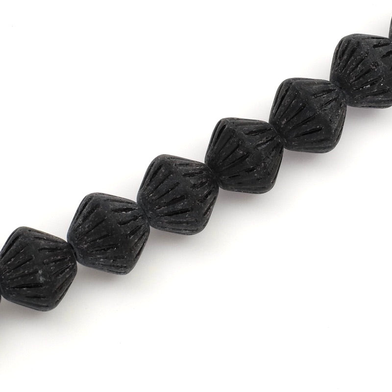 Fil de perles noires en verre strié en forme de toupie.